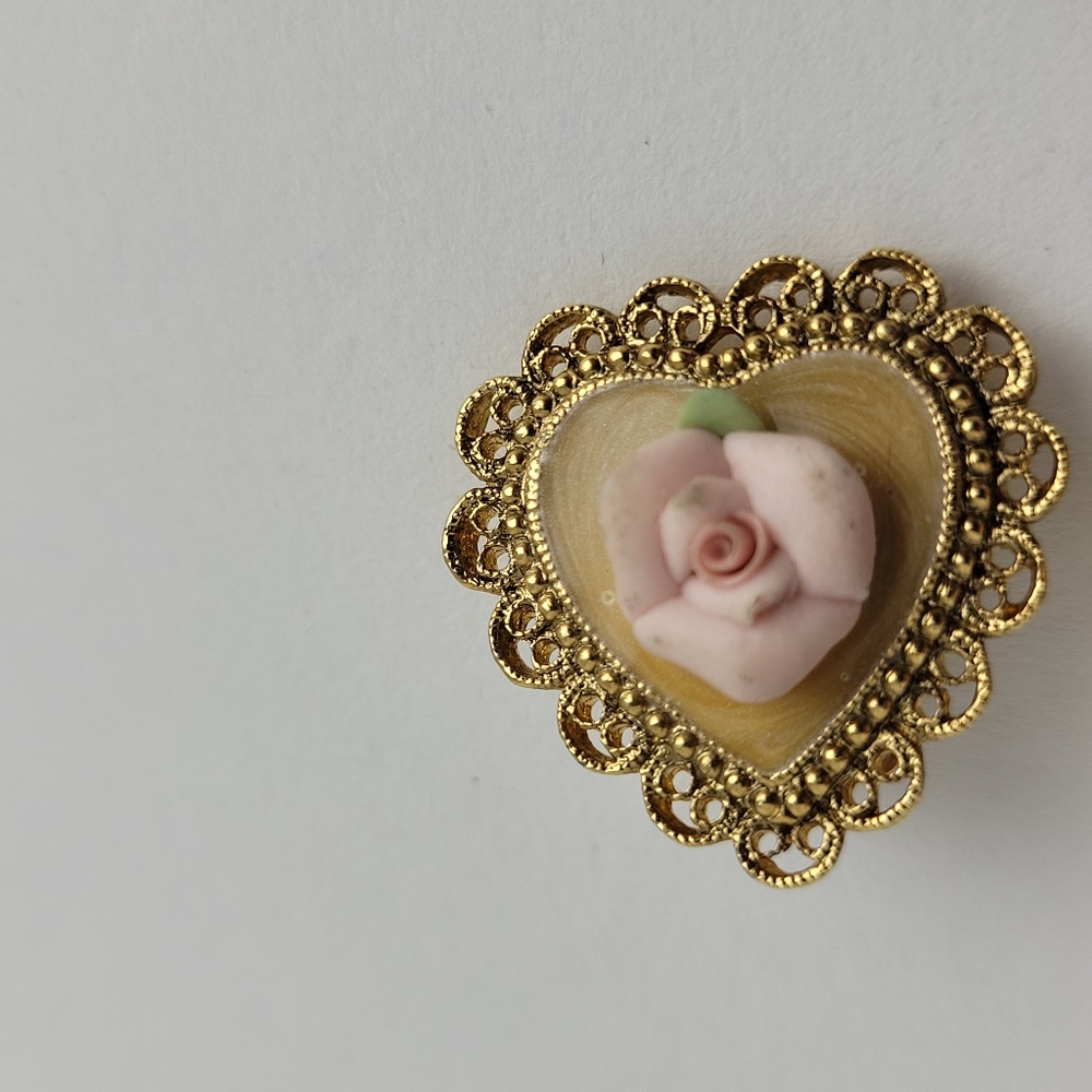 Vintage Gold Tone Filigree Victorian Heart Shaped Porcelain Rose Clip On Earring - Picture 2 of 7
